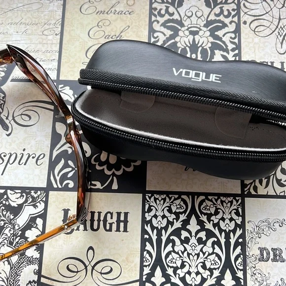 Vogue sunglasses and case no scratches - Picture 7 of 7